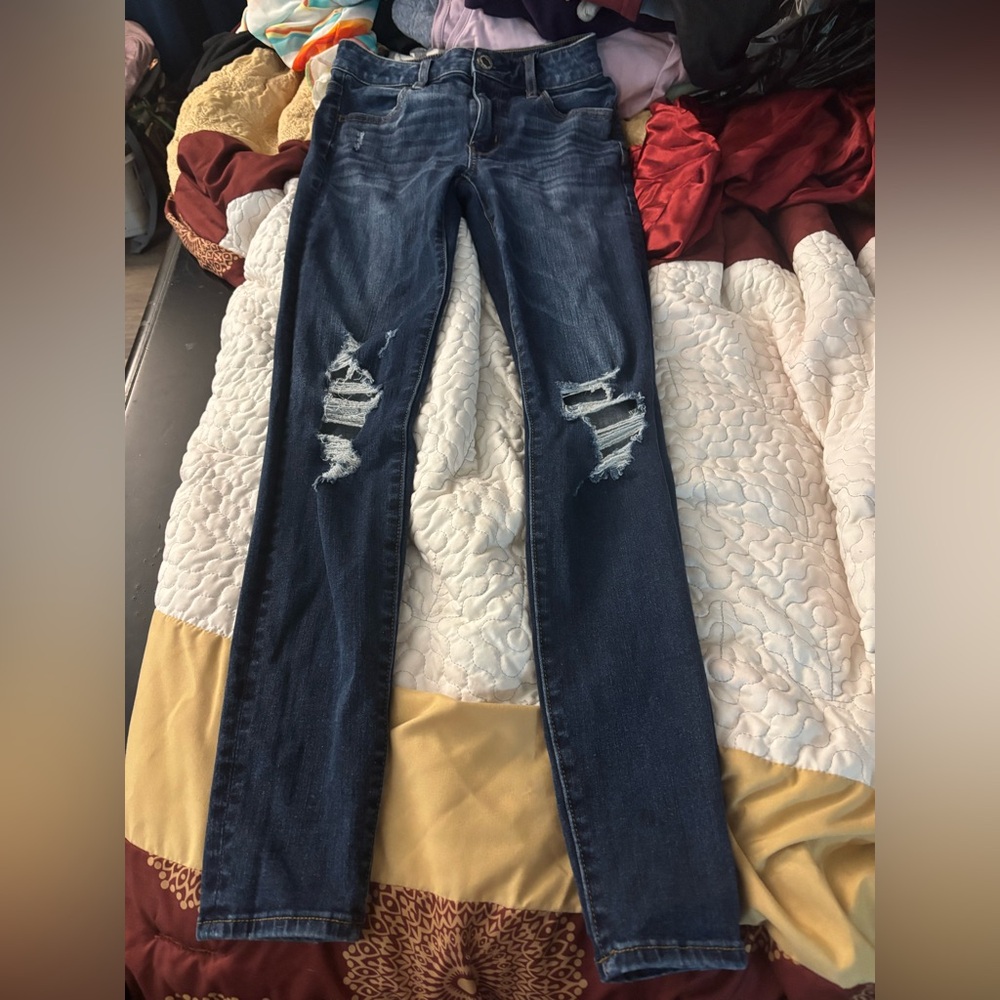 American Eagle 🦅 jeans 👖 
Size 0 
Distressed and skinny 
Great shape 
Smokefree